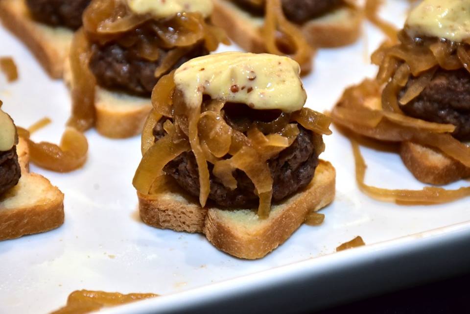 Gelato de mostarda Dijon com mini-hamburguer