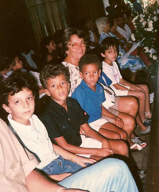 Esquerda para direita: Gui, Bruno, Santiago, vó Nívea e Julio